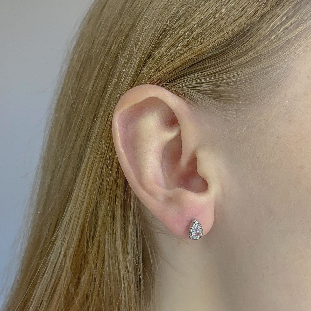 Aretes de lágrima de circonita cúbica de plata esterlina