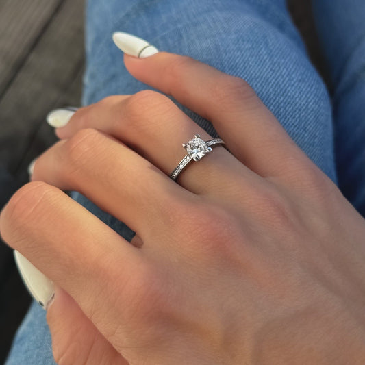 Anillo de plata de ley con circonita cúbica