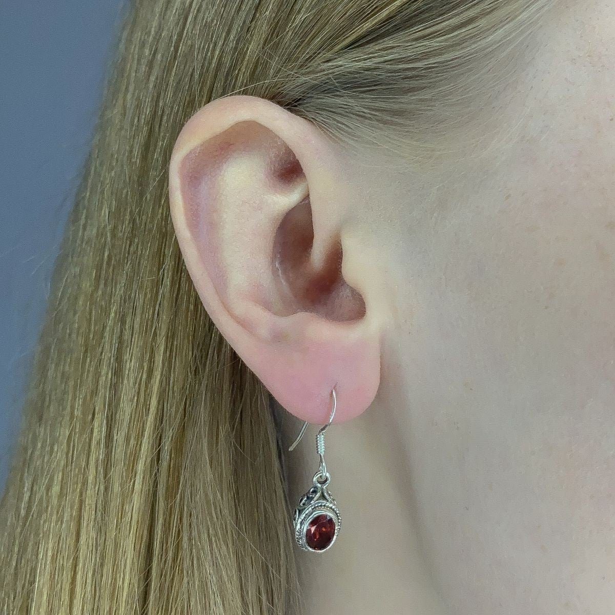 Pendientes de granate en plata de ley