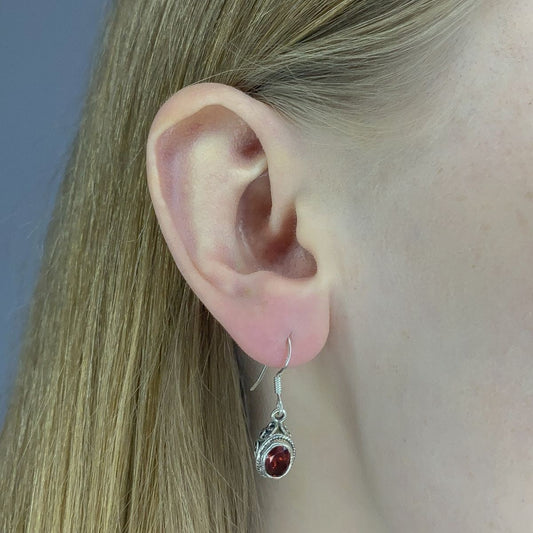 Pendientes de granate en plata de ley