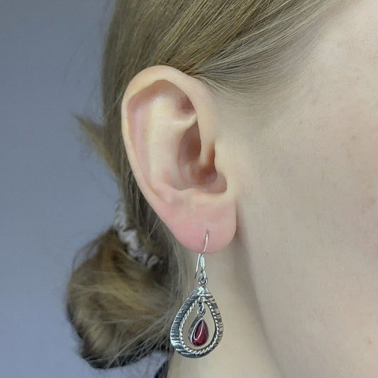 Pendientes de granate en plata de ley
