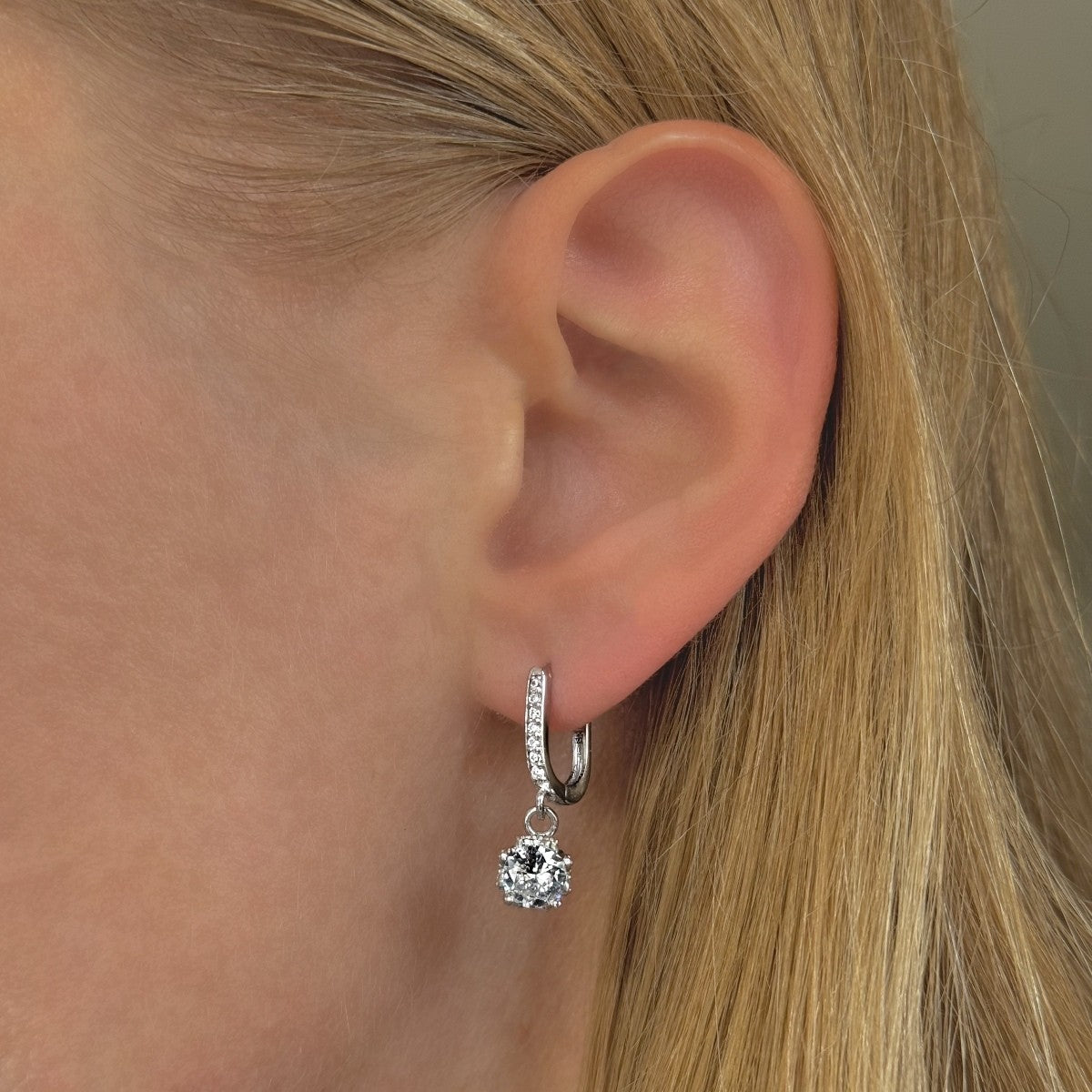 Pendientes de plata de ley con circonitas cúbicas y cierre inglés
