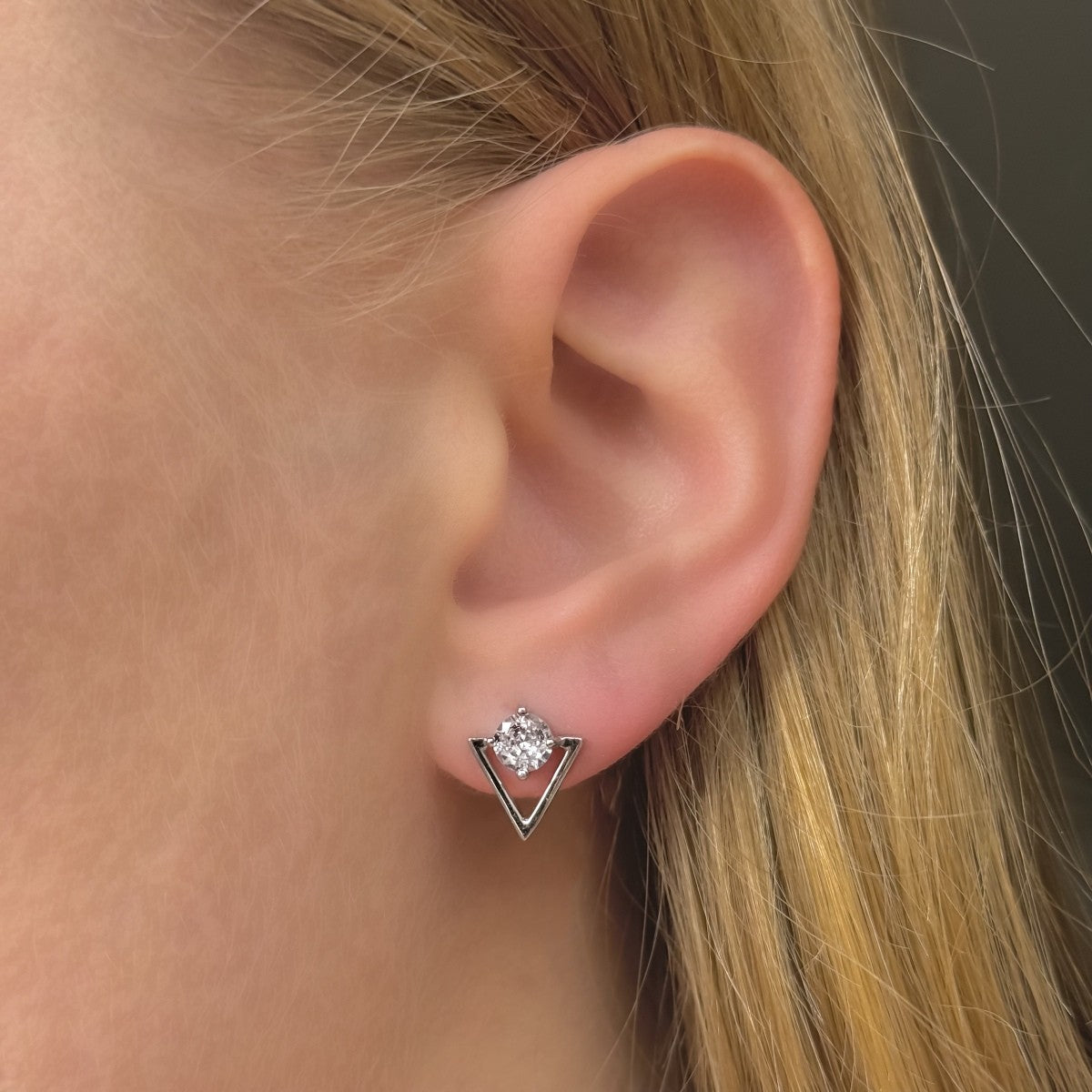 Pendientes triangulares de plata de ley con circonita cúbica