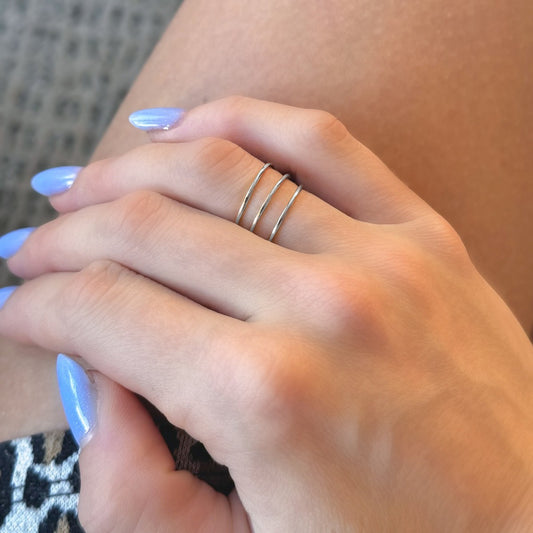 Anillo de tres líneas de plata de ley