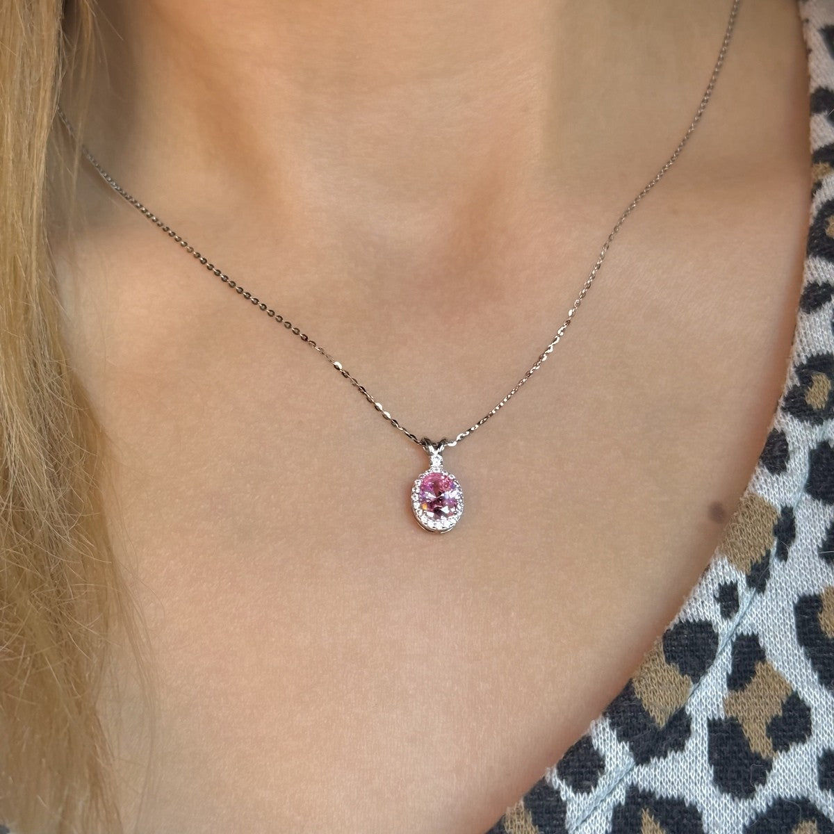 Collar de plata esterlina con circonitas cúbicas ovaladas