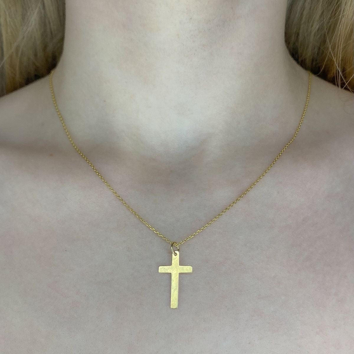 Collar con colgante de cruz de plata de ley
