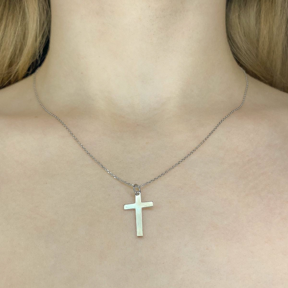 Collar con colgante de cruz de plata de ley