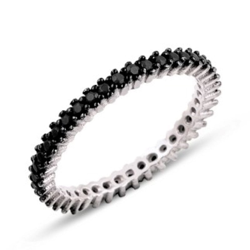 Anillo de banda de plata de ley con circonitas negras