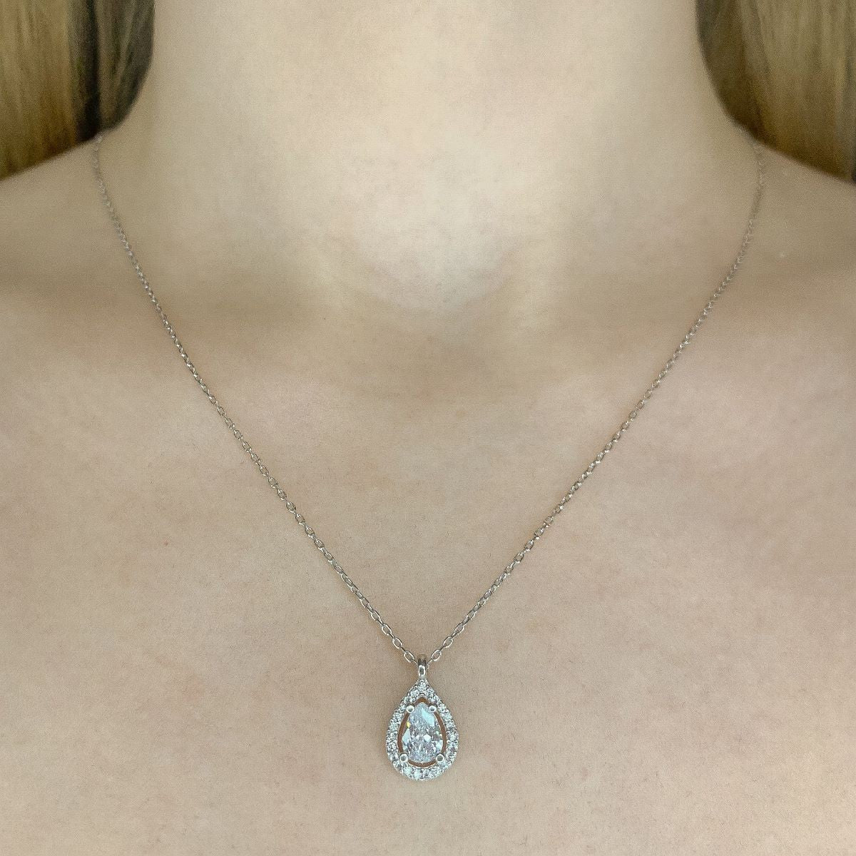 Collar de plata de ley con circonita cúbica en forma de lágrima