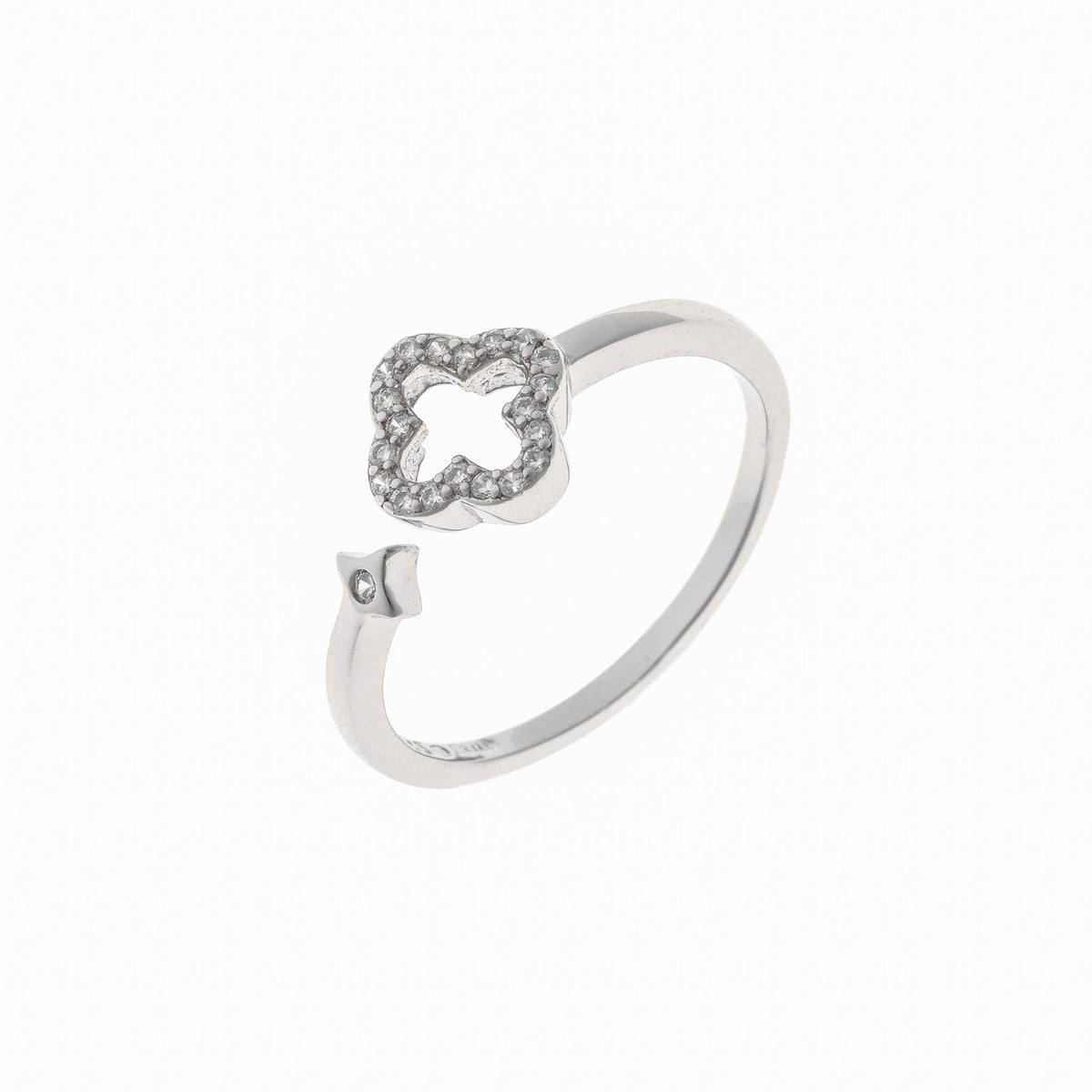 Anillo de trébol de circonita cúbica en plata de ley