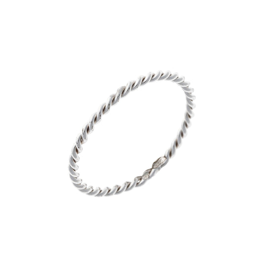 Anillo de plata de ley con banda retorcida