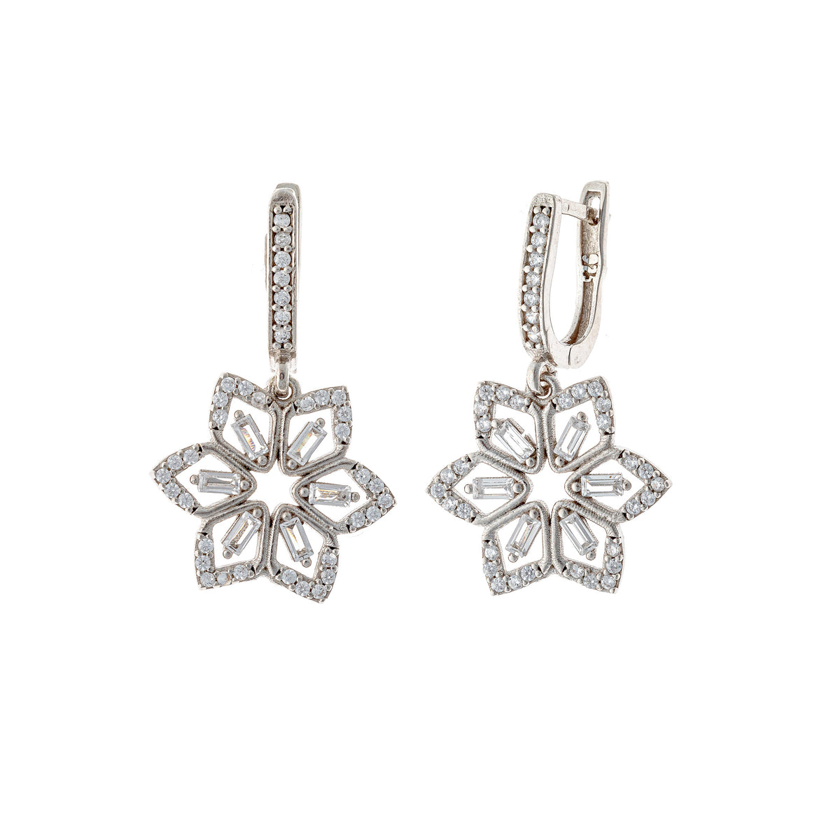 Pendientes de plata de ley con flor de circonita cúbica