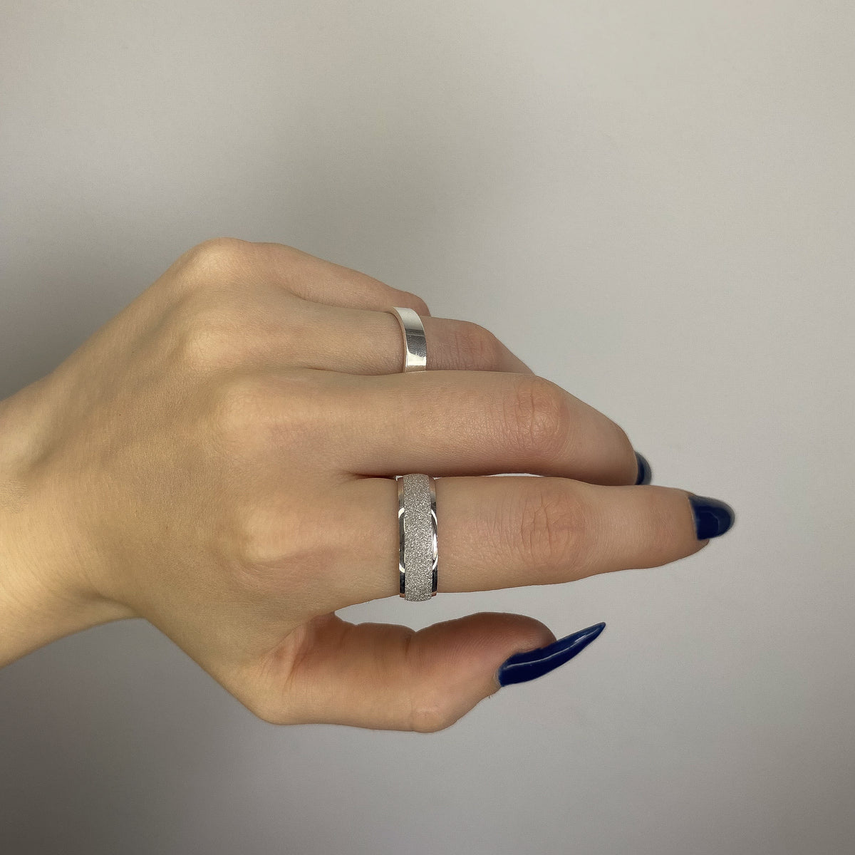 Anillo de banda de plata de ley de 4 mm
