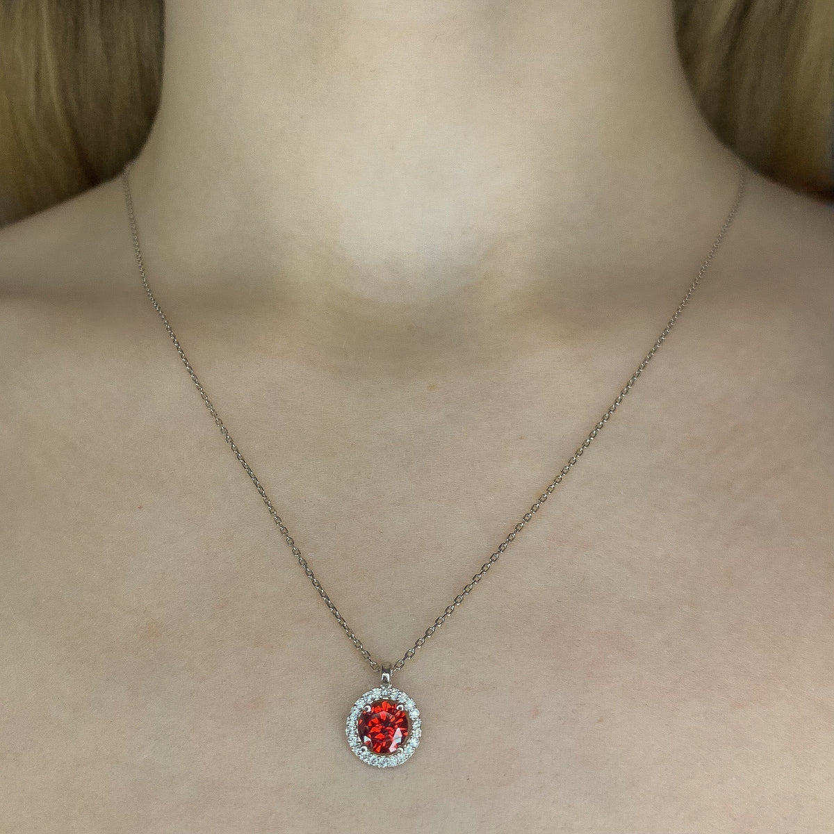 Collar de plata esterlina con circonitas cúbicas rojas