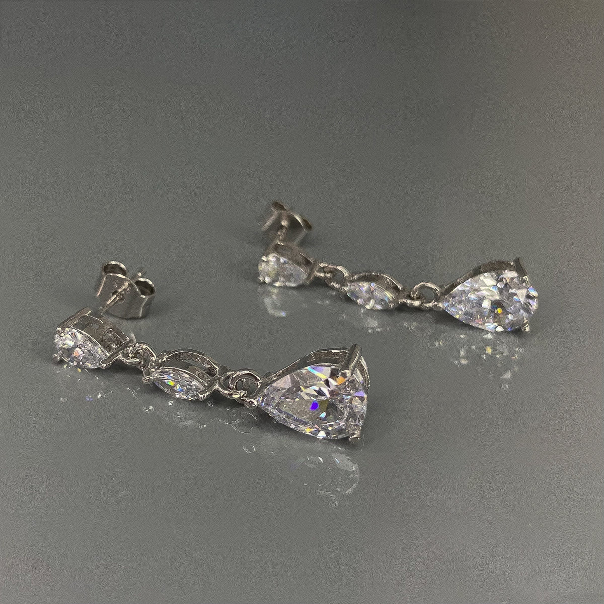 Pendientes de plata de ley con circonitas cúbicas en forma de lágrima