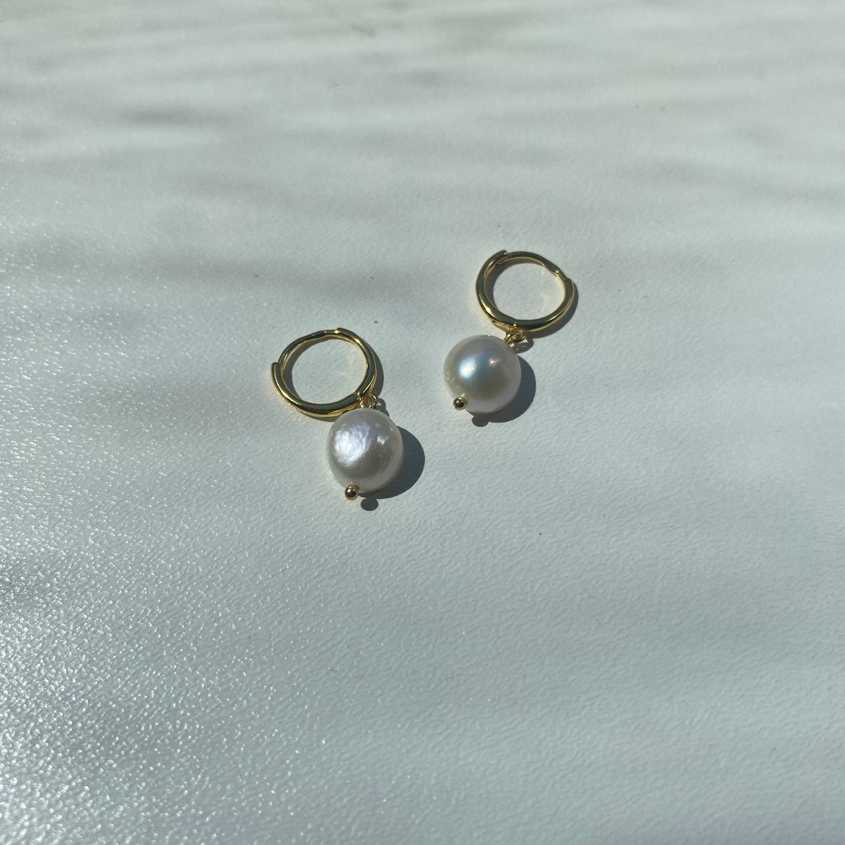Aros de plata de ley con dijes de perla