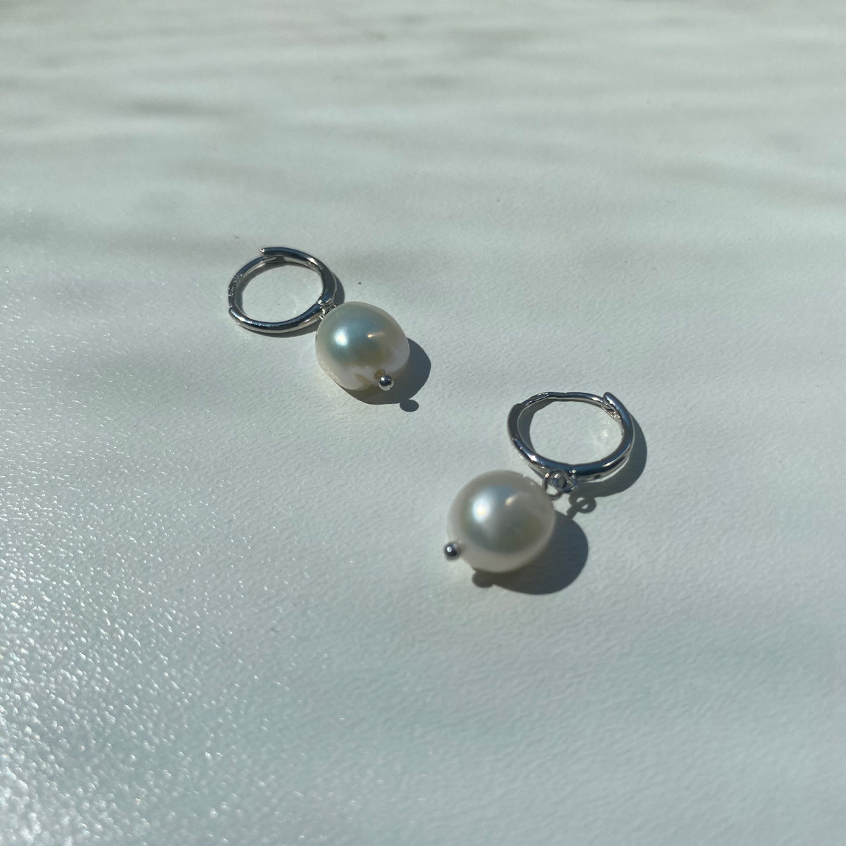 Aros de plata de ley con dijes de perla