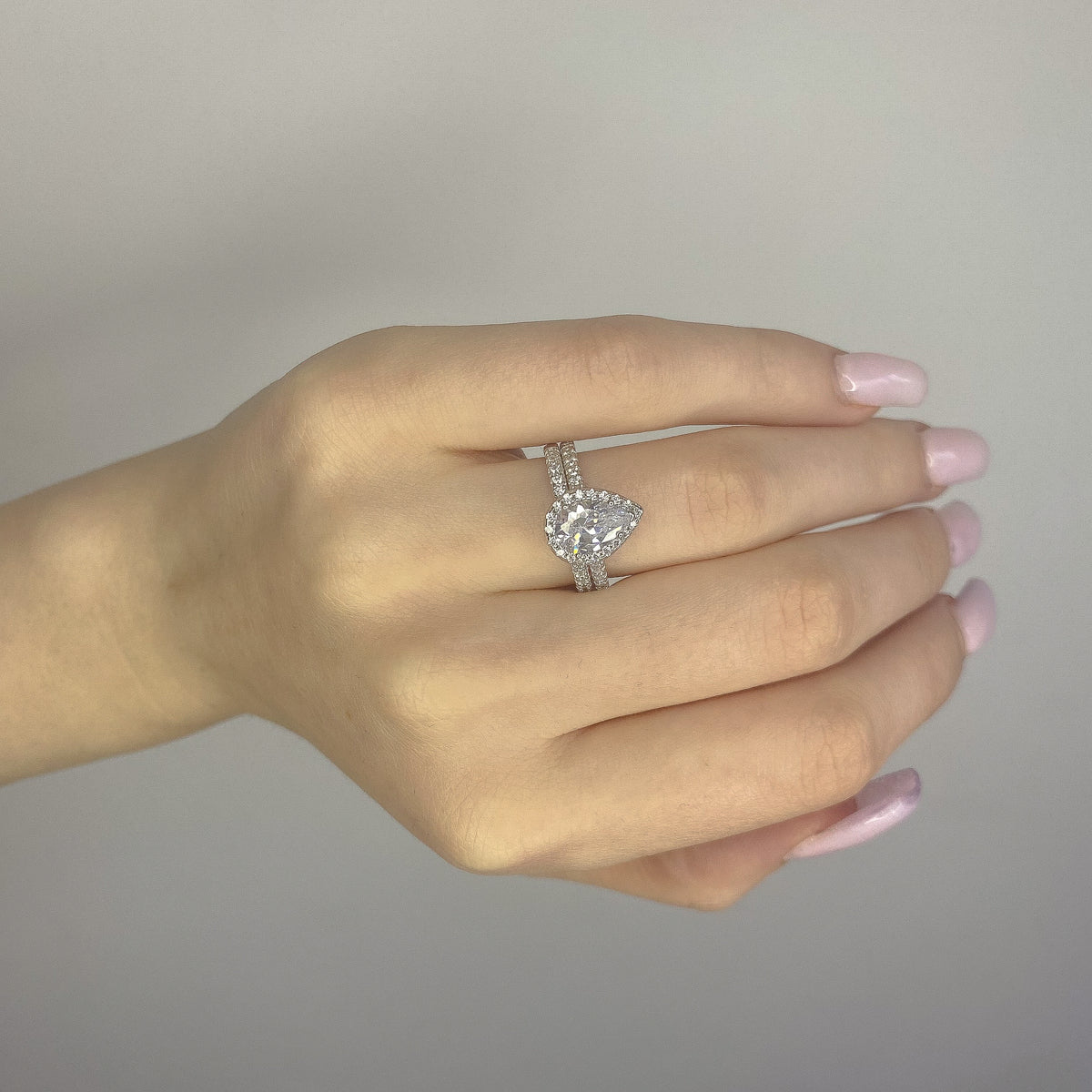 Anillo de plata de ley con doble circonita cúbica en forma de lágrima