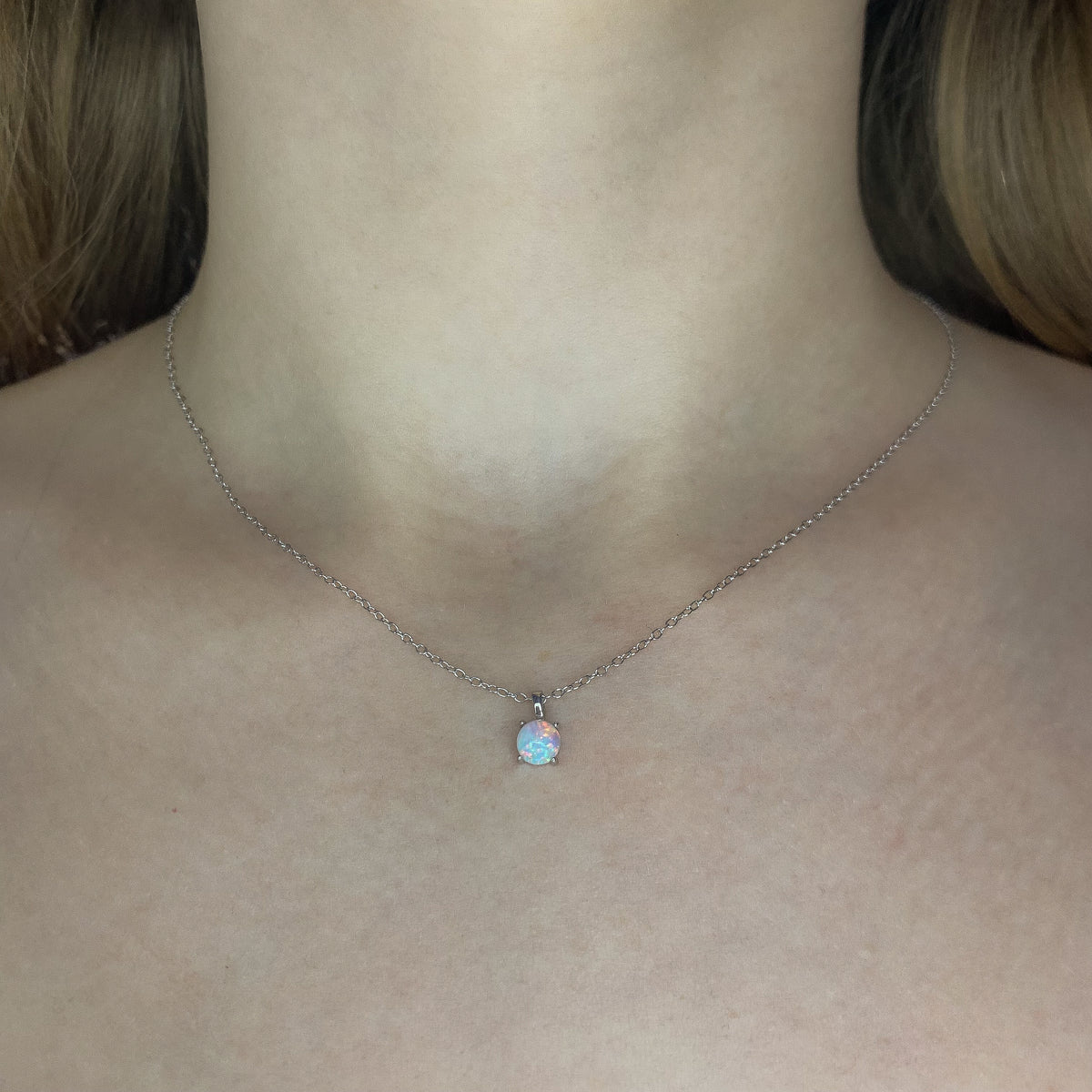 Collar de ópalo sintético de plata de ley