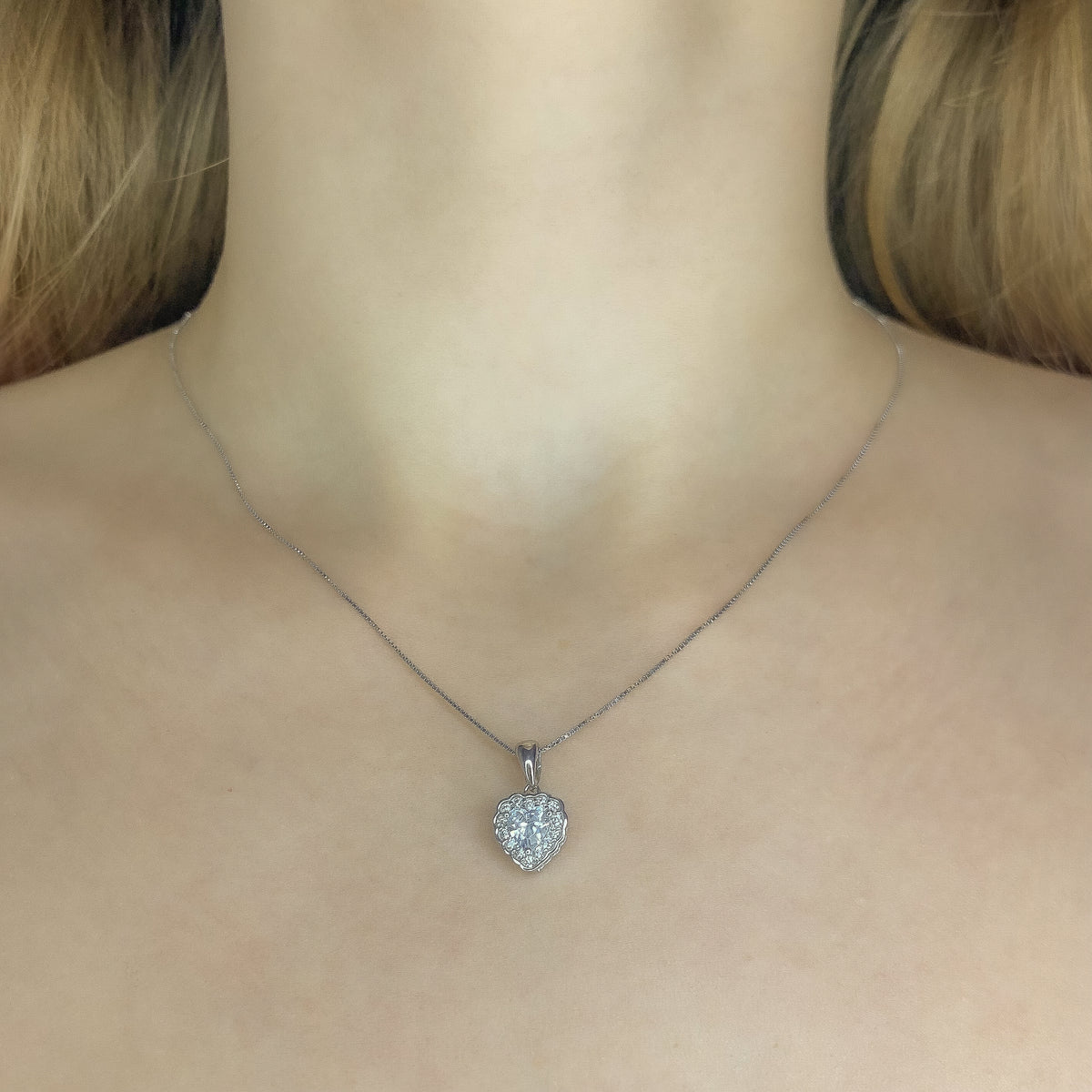 Collar de corazón de plata esterlina con circonitas