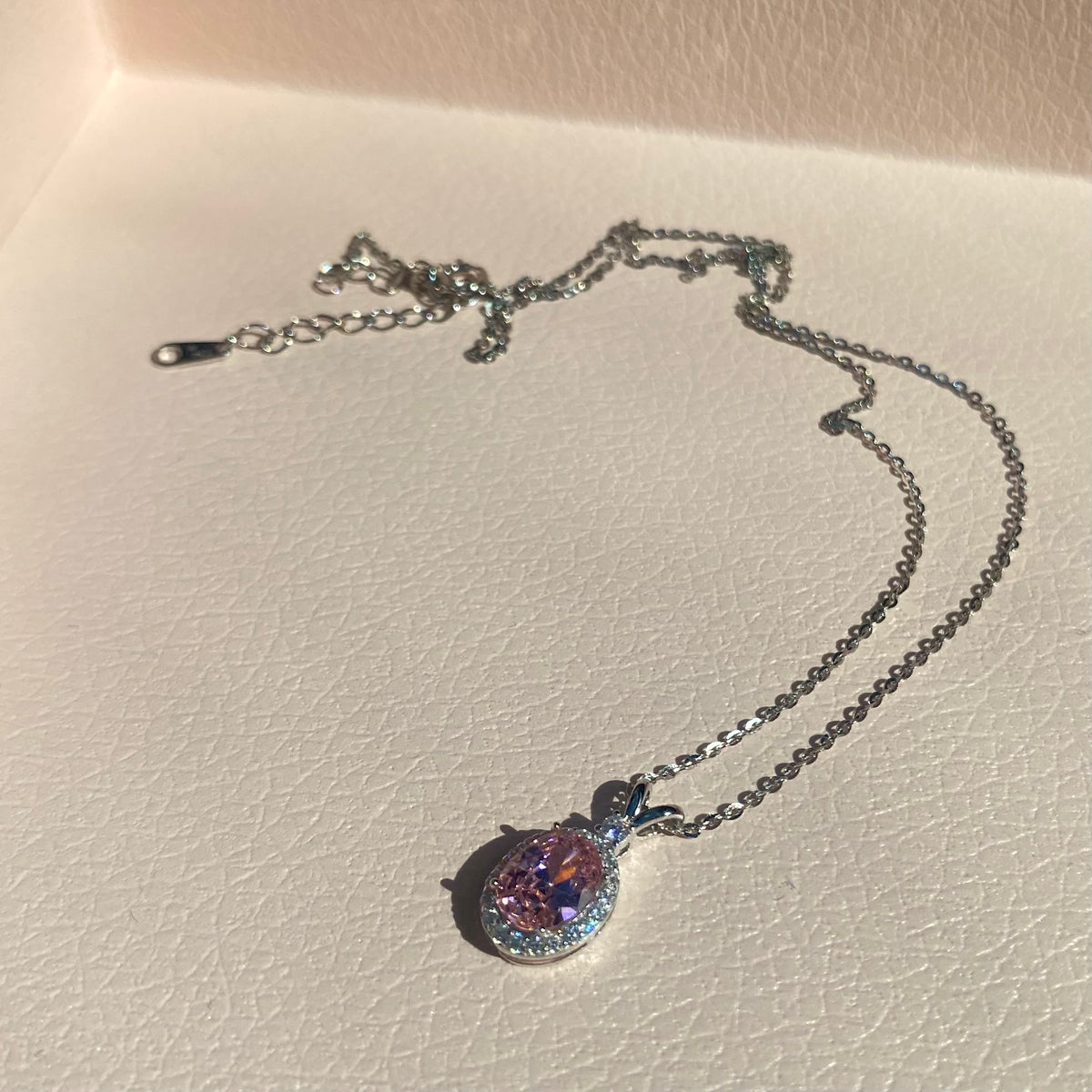 Collar de plata esterlina con circonitas cúbicas ovaladas