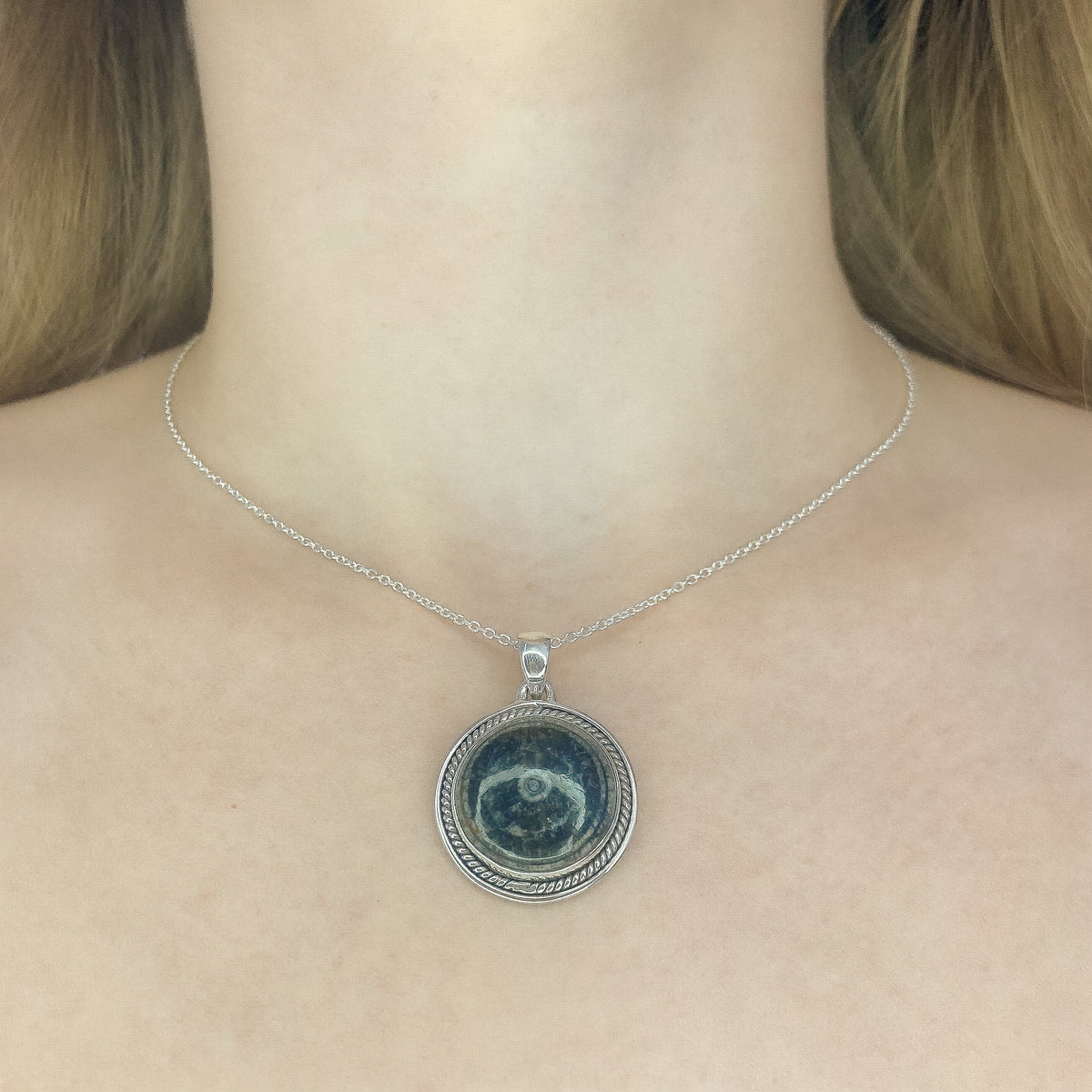 Collar con colgante de ortoceras en plata de ley