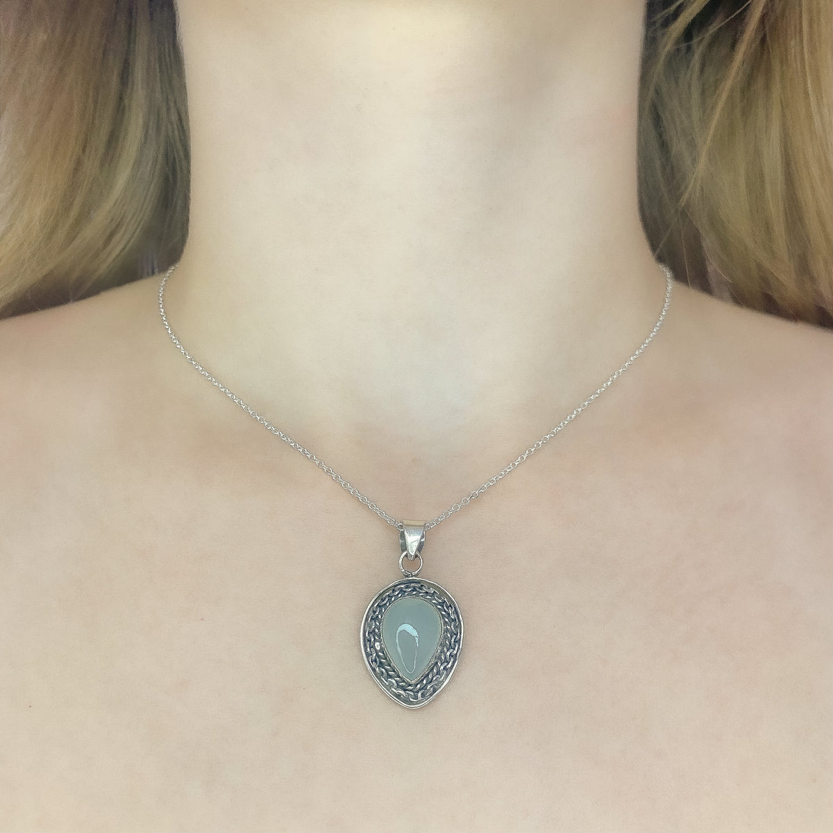 Collar con colgante de calcedonia en plata de ley