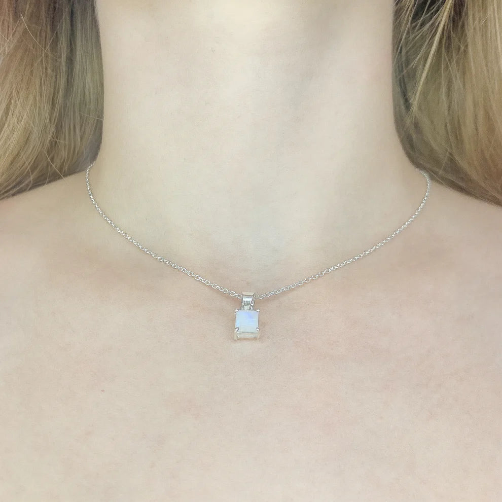 Collar con colgante de piedra lunar en plata de ley