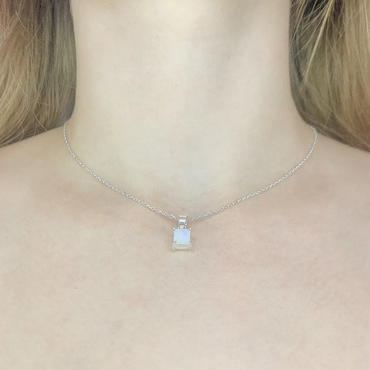 Collar con colgante de piedra lunar en plata de ley