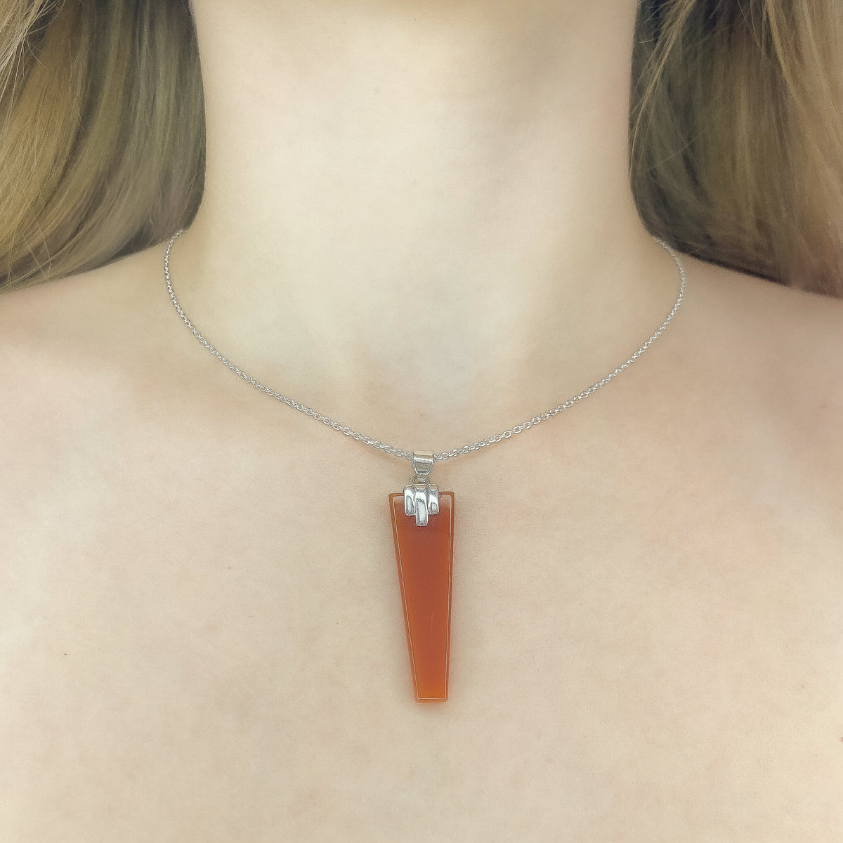 Collar con colgante de cornalina en plata de ley