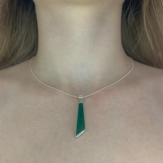 Collar con colgante de ónix verde en plata de ley
