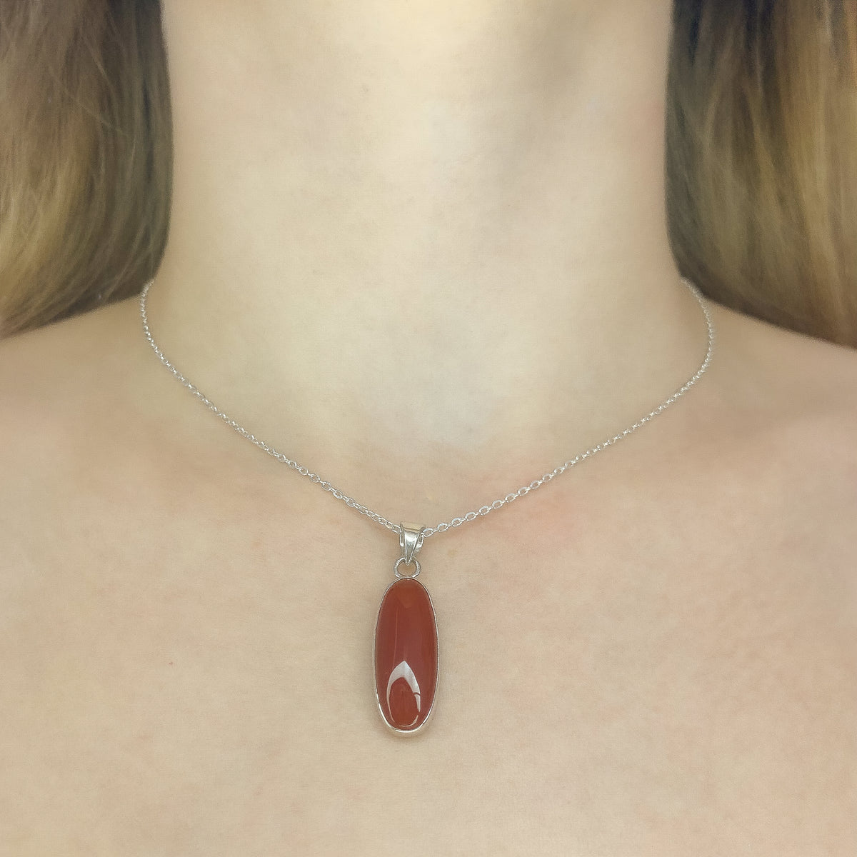 Collar con colgante de cornalina en plata de ley