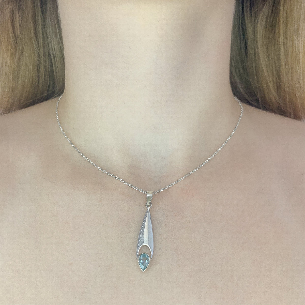 Collar con colgante de topacio azul en plata de ley