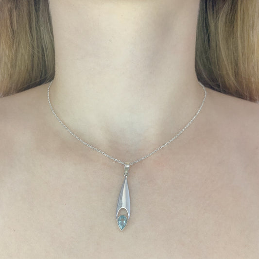Collar con colgante de topacio azul en plata de ley