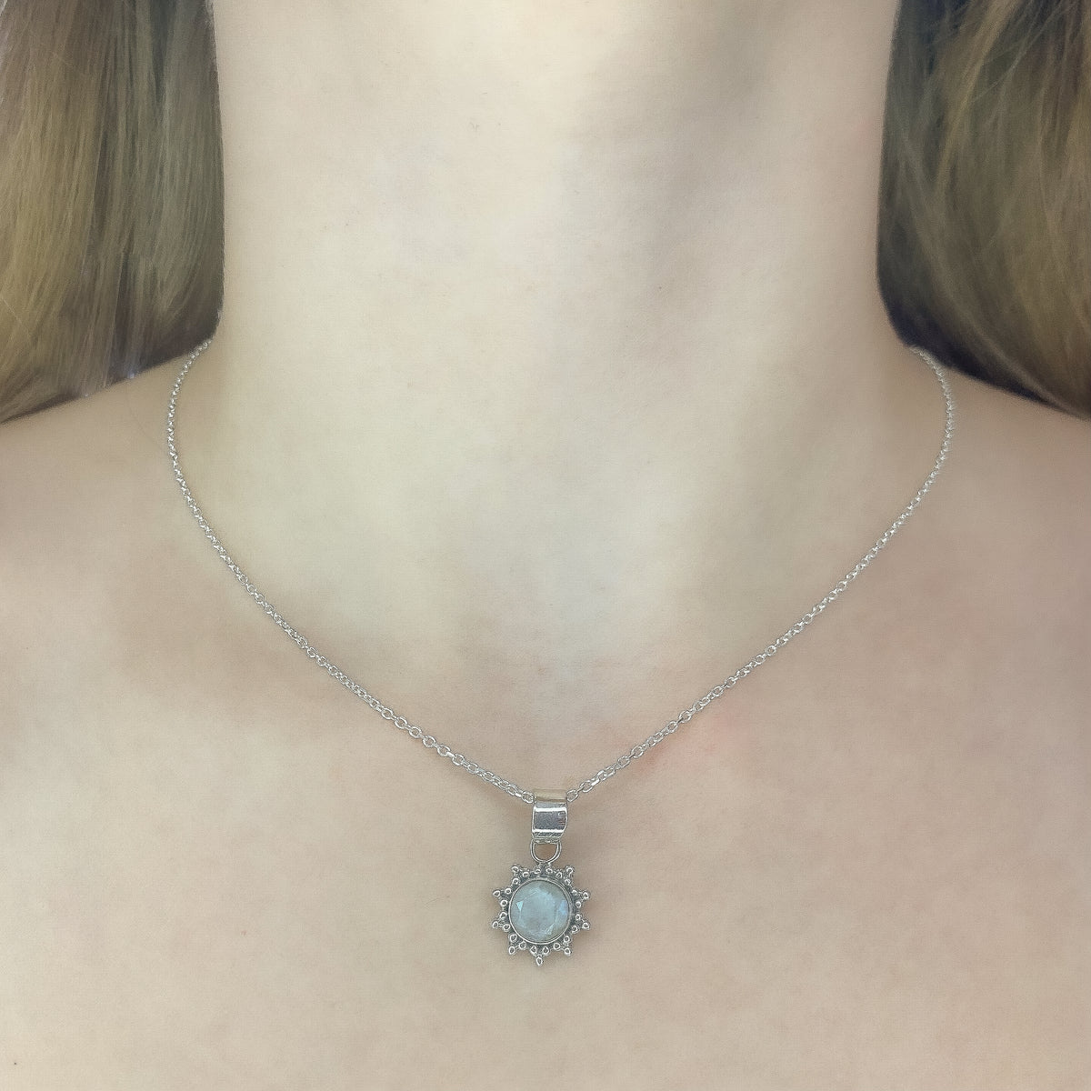 Collar con colgante de piedra lunar en plata de ley