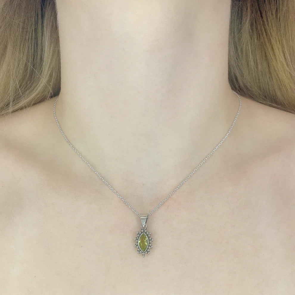 Collar con colgante de peridoto en plata de ley