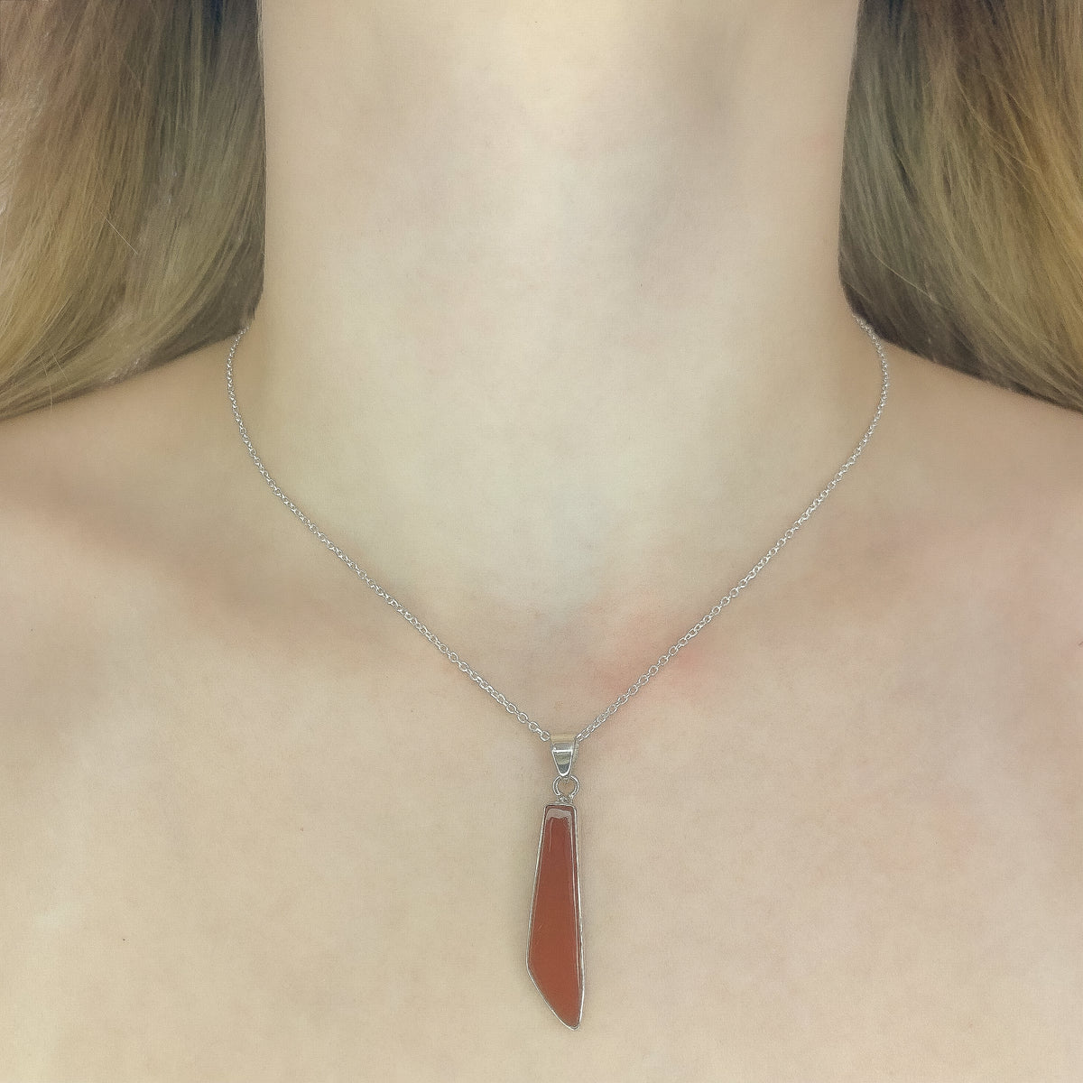 Collar con colgante de cornalina en plata de ley