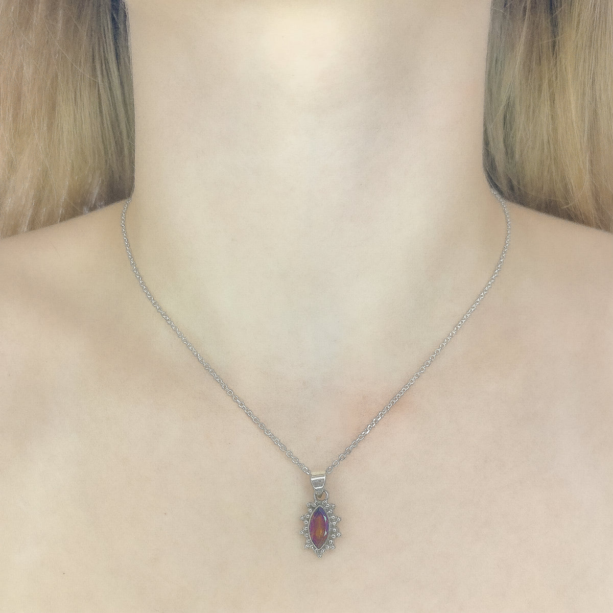 Collar con colgante de granate en plata de ley