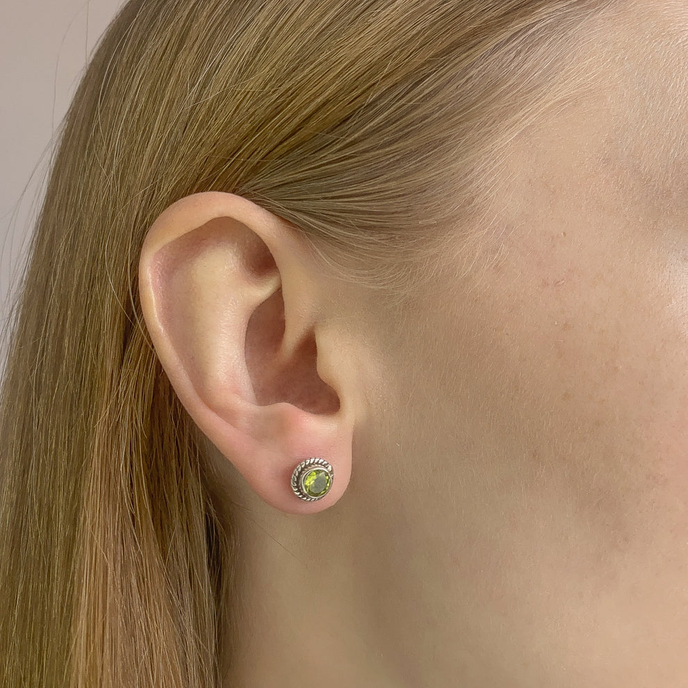 Pendientes de peridoto en plata de ley