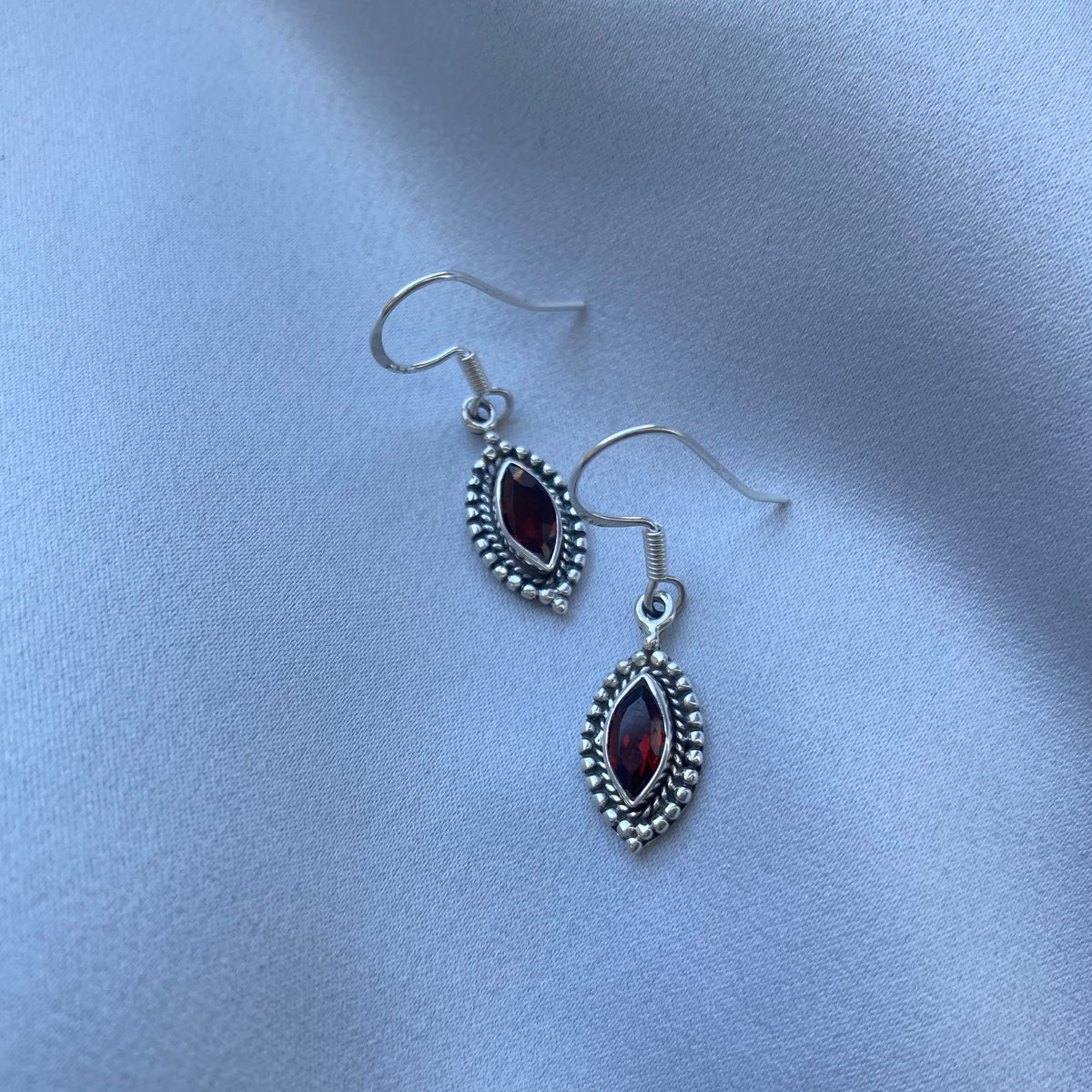 Pendientes colgantes de granate de plata de ley