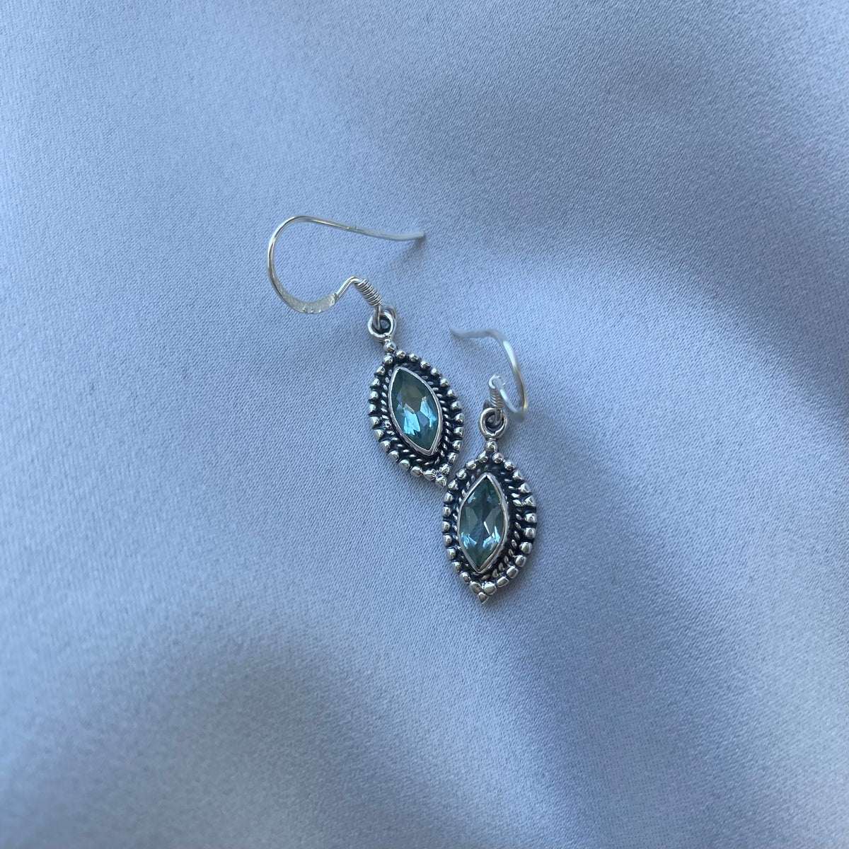 Pendientes colgantes de topacio azul de plata de ley