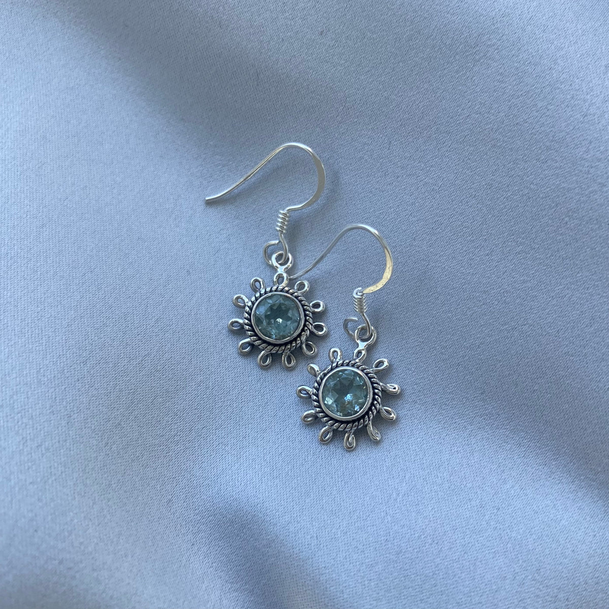Pendientes colgantes de plata de ley con topacio azul