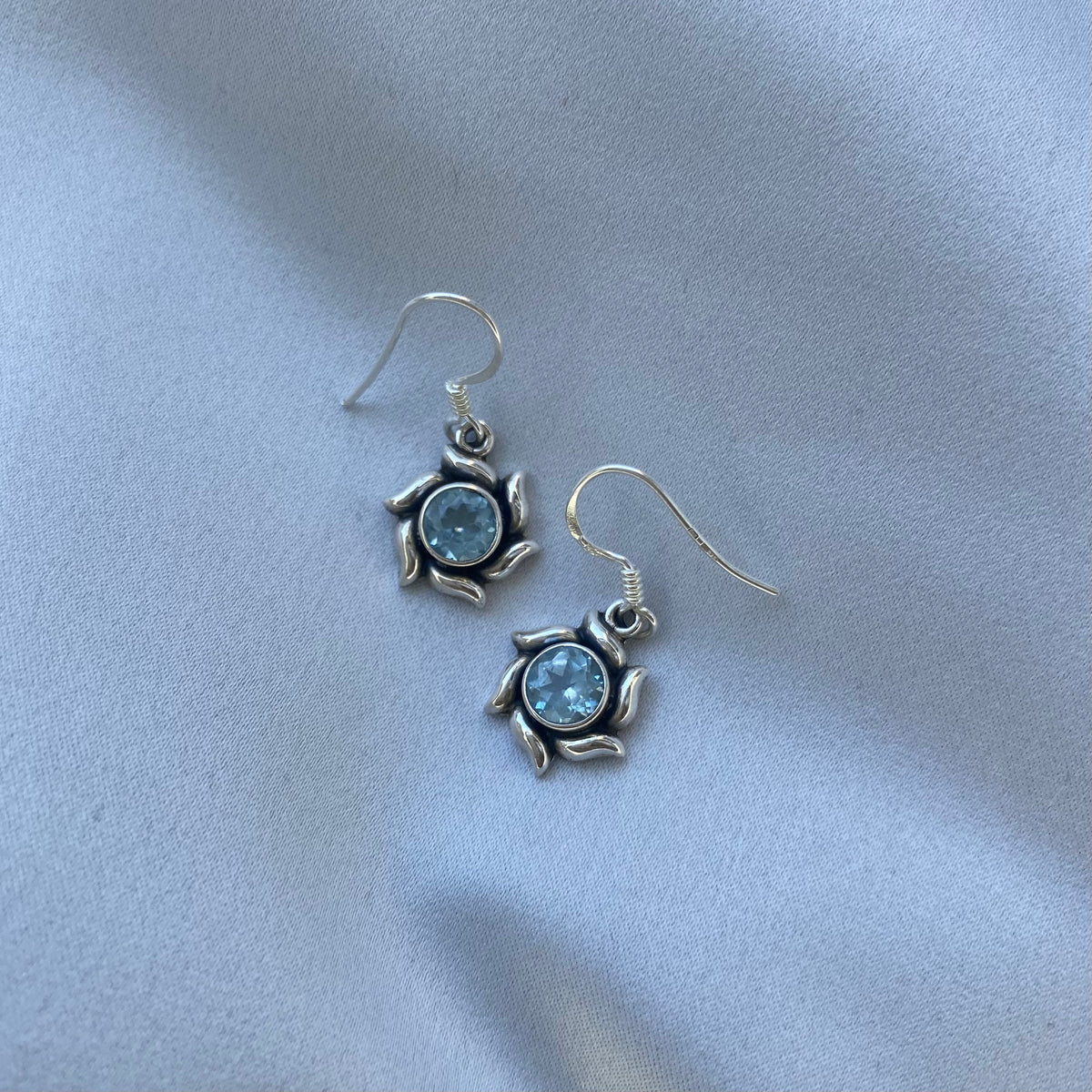 Pendientes colgantes de topacio azul de plata de ley