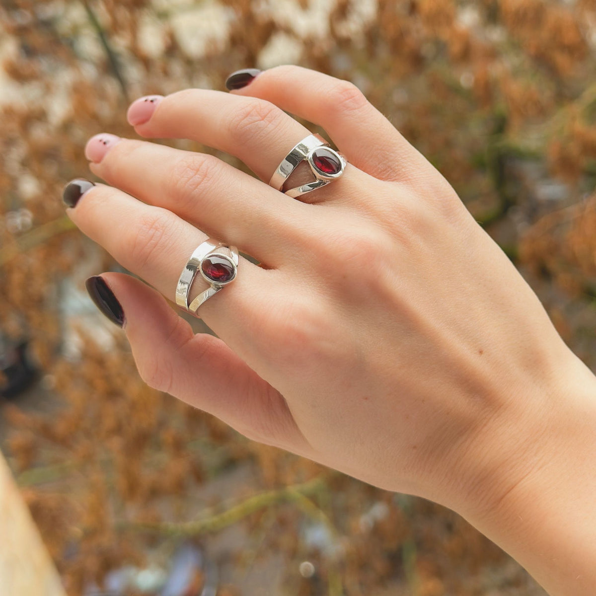 Anillo de granate en plata de ley