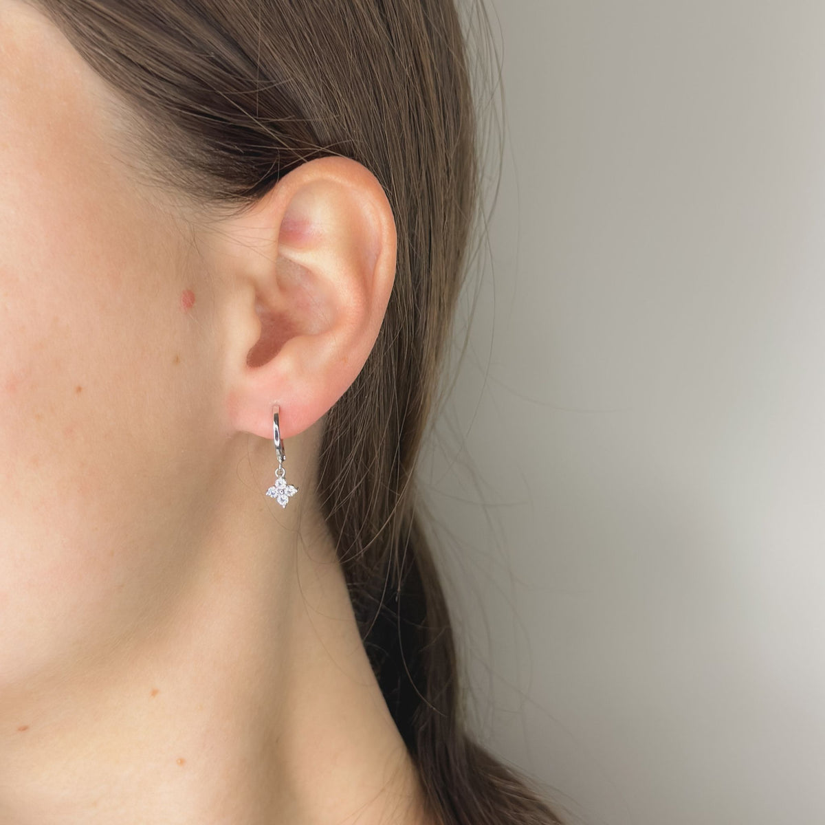 Aros con dije de trébol de plata esterlina