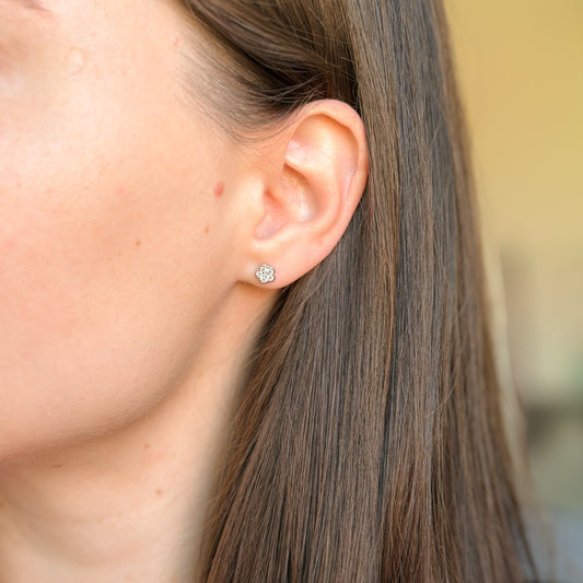 Aretes de plata esterlina con flor de rosca