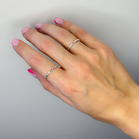 Anillo de banda de plata esterlina con circonita cúbica arcoíris
