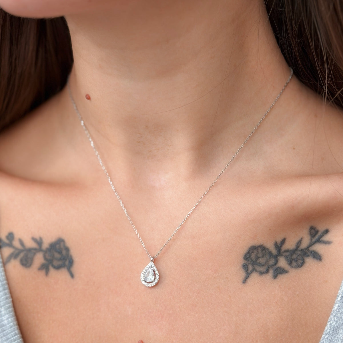 Collar de plata de ley con circonita cúbica en forma de lágrima