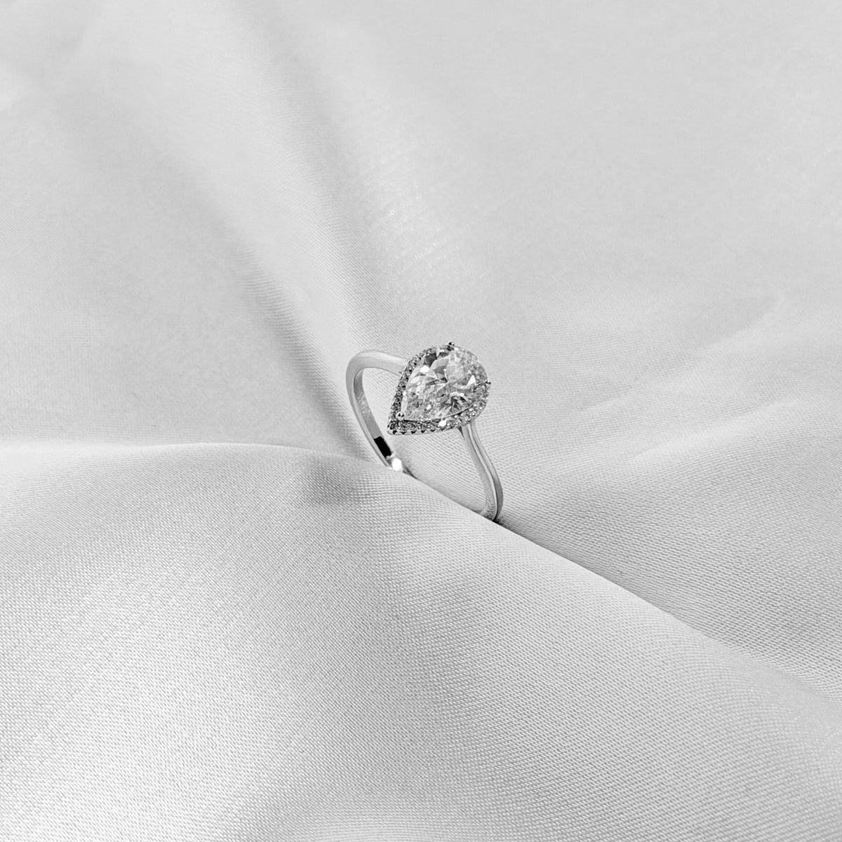 Anillo de lágrima de plata esterlina