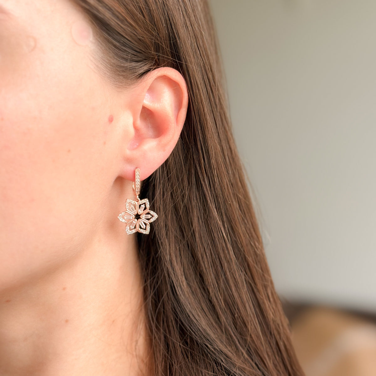 Pendientes de plata de ley con flor de circonita cúbica